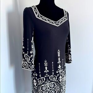 WHBM Elegant Black and White Patterned scroll stretchy jersey dress. Size XS.